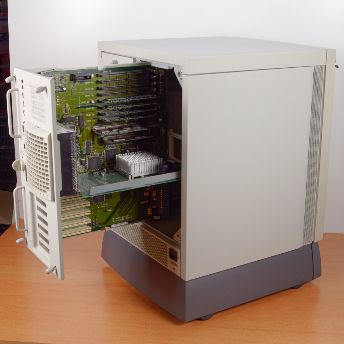 pfreney's tweet image. New arrival : Apple Network Server 700/200
Model number : M3354
1996
PowerPC 604 200 MHz
40 MB RAM
2x4 GB hard drive
No power supply. ☹️

instagram.com/p/Co5NaLzjrLw/

#appleserver #applenetworkserver #ans700 #ans500 #ans
#applemacintosh #macintosh #mac #applemac #vintagemac
#apple