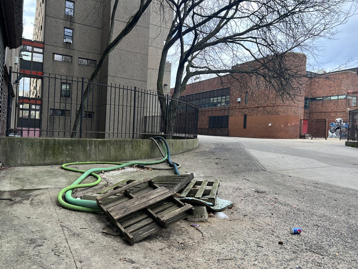 pointshootthink's tweet image. About the Watershed - DEP www1.nyc.gov/site/dep/envir…? via @nycgov
Why has this been left for so long and you have done nothing about it????
60-90 East 93rd BKYl and next to a school ps398 and residential area owned by William.R Lucas Reality with straight sewage exposed months.