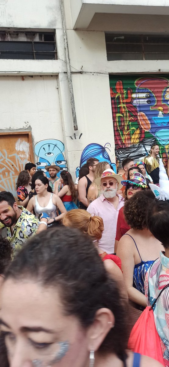 prie's tweet image. Trombei o Freud curtindo a Charanga hoje cedo...