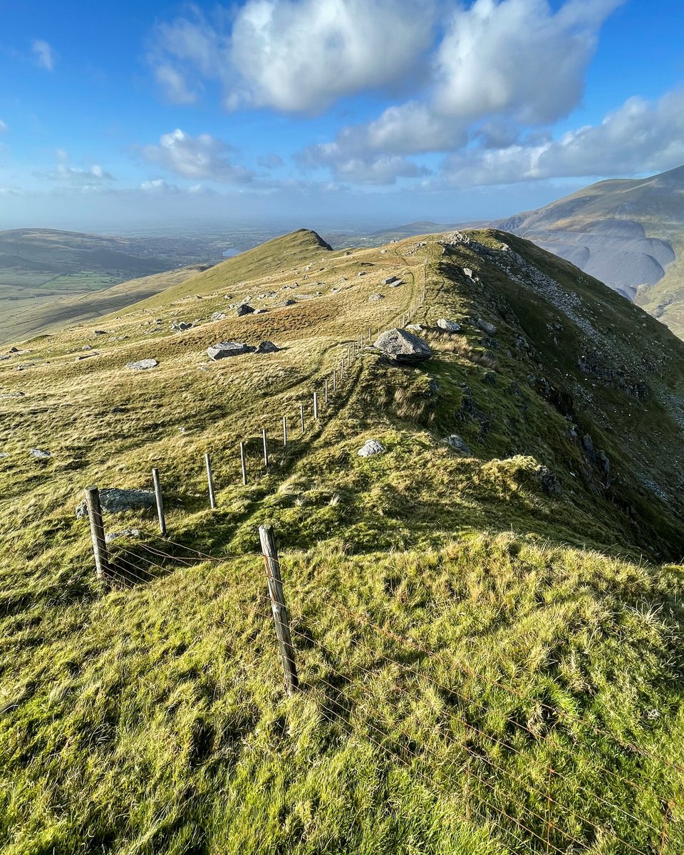 Heading down Yr Wyddfa’s (Snowdon’s) grassy North ridge towards Llanberis from Llechog. 🏴󠁧󠁢󠁷󠁬󠁳󠁿 - the busy Llanberis path lies alongside, just to the West.

#eryri #snowdonia #yrwyddfa #snowdon #mountains #hikers #welshmountains #mynyddoedd #hiking #adventure #scenery #wales