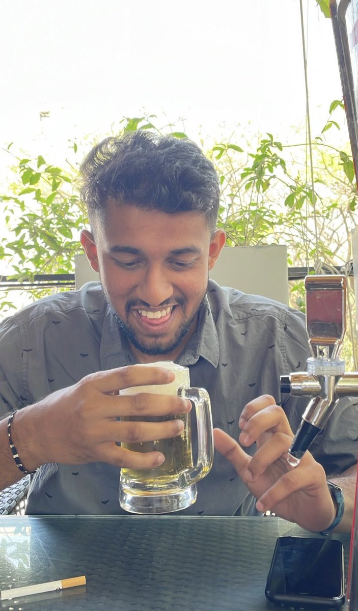 akshidddd's tweet photo. Find someone who looks at you the way Abhinava looks at beerπΊ π #beer #drinkresponsibly #lboy #fax https://t.co/i4JGdUDwbx