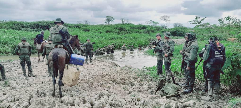 #FANB cumpliendo con las instrucciones de nuestro CJ <a href="/NicolasMaduro/">Nicolás Maduro</a> desplegada en la Operación Relámpago del Catatumbo en el eje fronterizo zuliano, garantizando nuestra soberanía nacional. No se permitirá la construcción de estructuras que sirvan a los fines del narcotráfico !