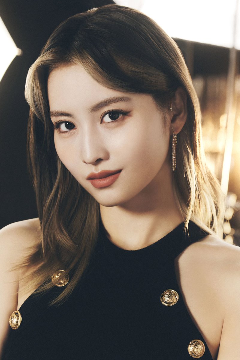 PopCrave's tweet photo. PinkPantheress reveals that her bias in #TWICE is Momo. https://t.co/p8iTpdKeIw