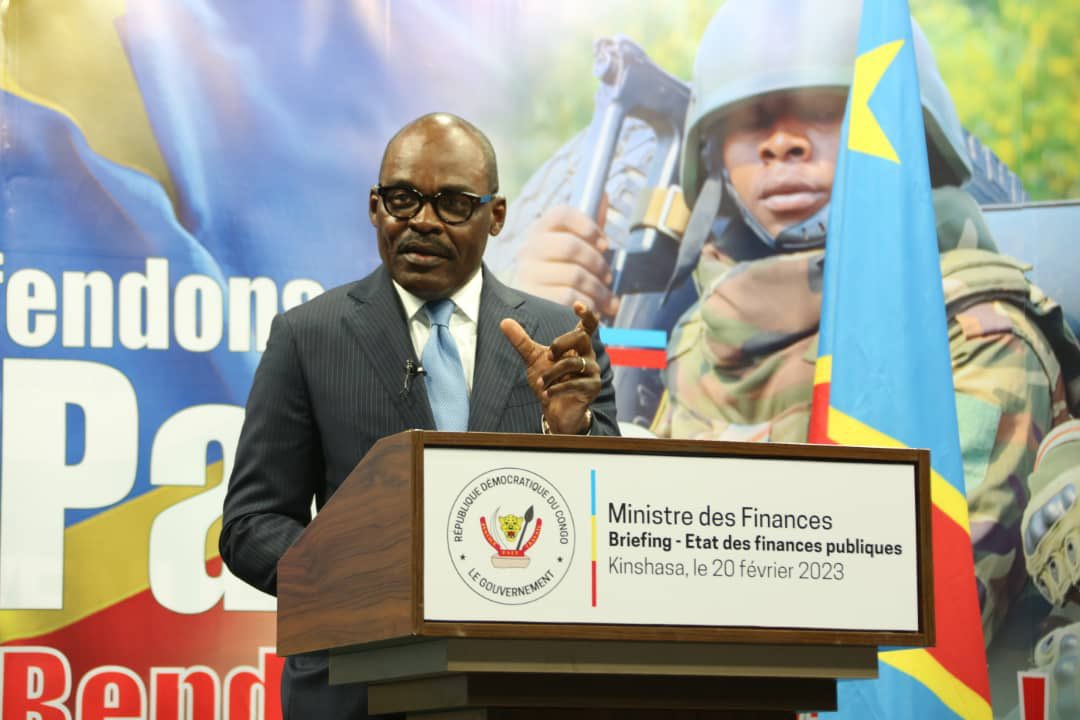 wembi_steve's tweet photo. #RDC: Nicolas Kazadi a reconnu ce lundi lors d’un briefing, qu’il avait cédé à la pression des médias, particulièrement sur les réseaux sociaux, et a payé en mode urgence et en espèces le boxeur Martin Bakole. https://t.co/WV5EI7jZCh