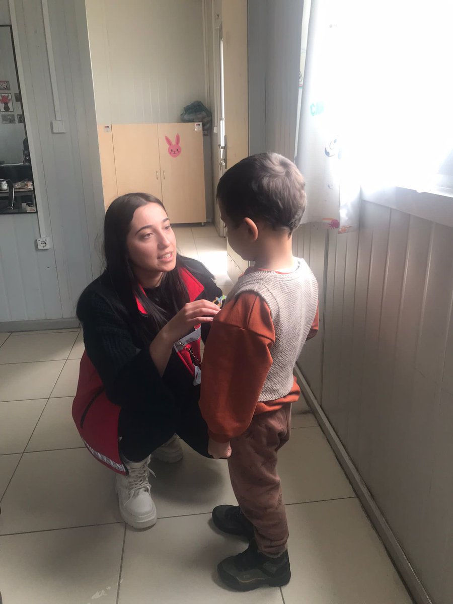 Çankırı Şehit Erdem Öztürk Mesleki ve Teknik Anadolu Lisesi Gökkuşağı Anasınıfı Öğretmeni Nurgül Soydaş Çaycı, öğrencileri ve velilerinin hazırlamış olduğu hediyeler psikososyal destek ekibimiz tarafından minik depremzede kardeşlerine teslim edildi 💕
#BirlikteGüçlüyüz 🇹🇷