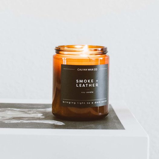 🧡 Lingering wisps of campfire smoke blend with refined notes of spiced leather and piñon bark. Stare up at the stars while enjoying the rich smell of smoking embers, pine, and cedarwood. Find more Calyan Wax Co. candles in our Marketplace and shop with a purpose with DVTD! 🔥