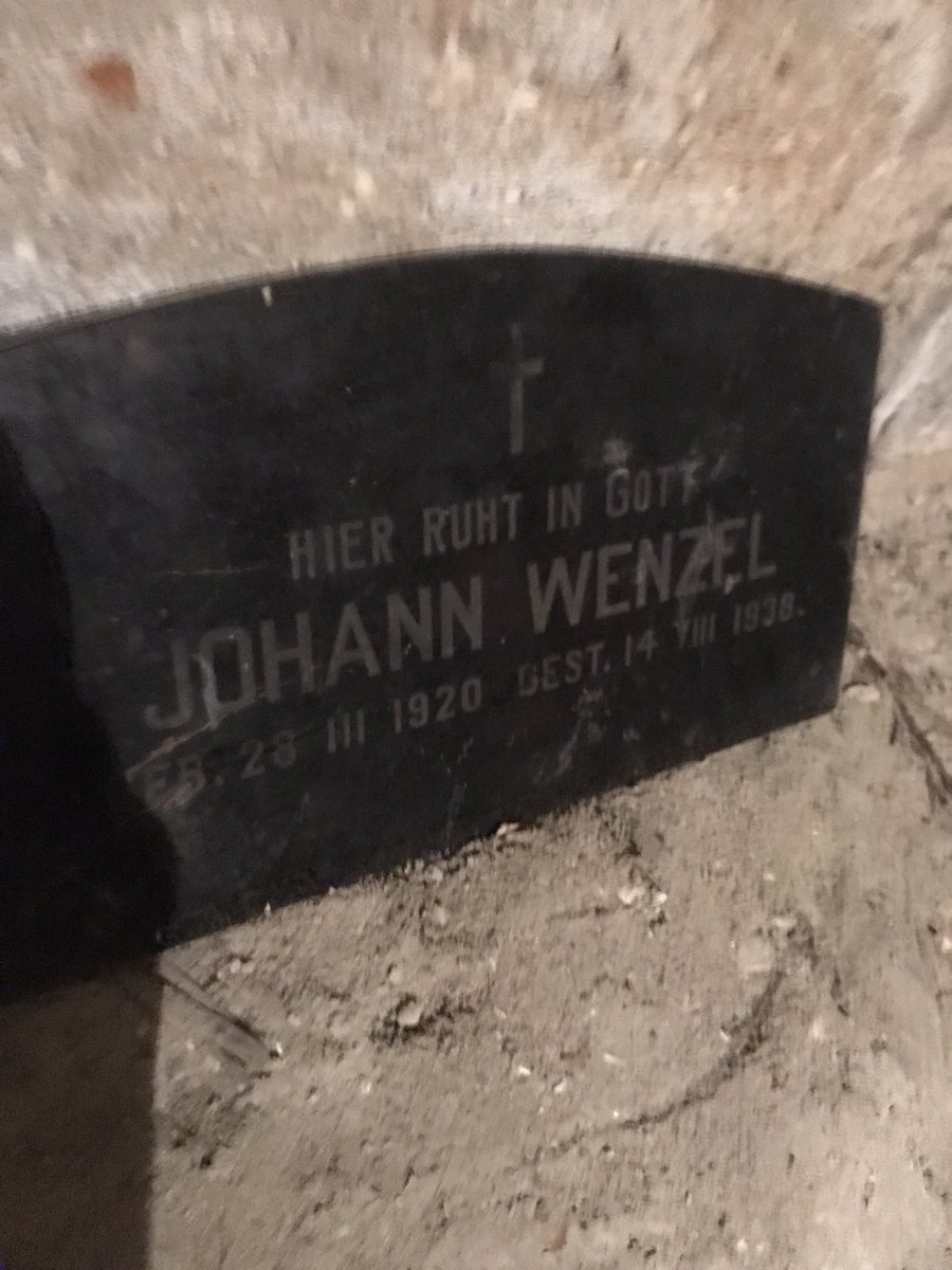 arniskrauze's tweet image. Šovakar mājas talka, pirms renovācijas bija jāiztīra pagrabi. Daudziem būceņiem saimnieki sen zuduši. Starp atradumiem - senas grāmatas, padomju miliča forma un arī kapu plāksnes(visticamāk no netālajiem Lielajiem kapiem nozagtas).