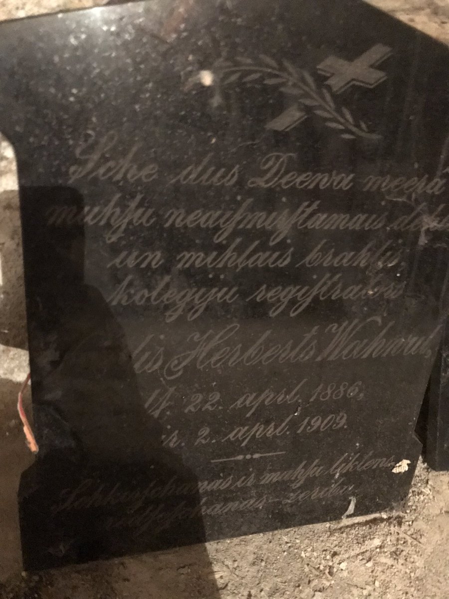 arniskrauze's tweet image. Šovakar mājas talka, pirms renovācijas bija jāiztīra pagrabi. Daudziem būceņiem saimnieki sen zuduši. Starp atradumiem - senas grāmatas, padomju miliča forma un arī kapu plāksnes(visticamāk no netālajiem Lielajiem kapiem nozagtas).