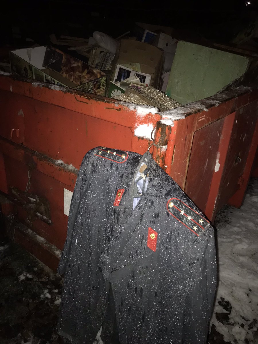 arniskrauze's tweet image. Šovakar mājas talka, pirms renovācijas bija jāiztīra pagrabi. Daudziem būceņiem saimnieki sen zuduši. Starp atradumiem - senas grāmatas, padomju miliča forma un arī kapu plāksnes(visticamāk no netālajiem Lielajiem kapiem nozagtas).