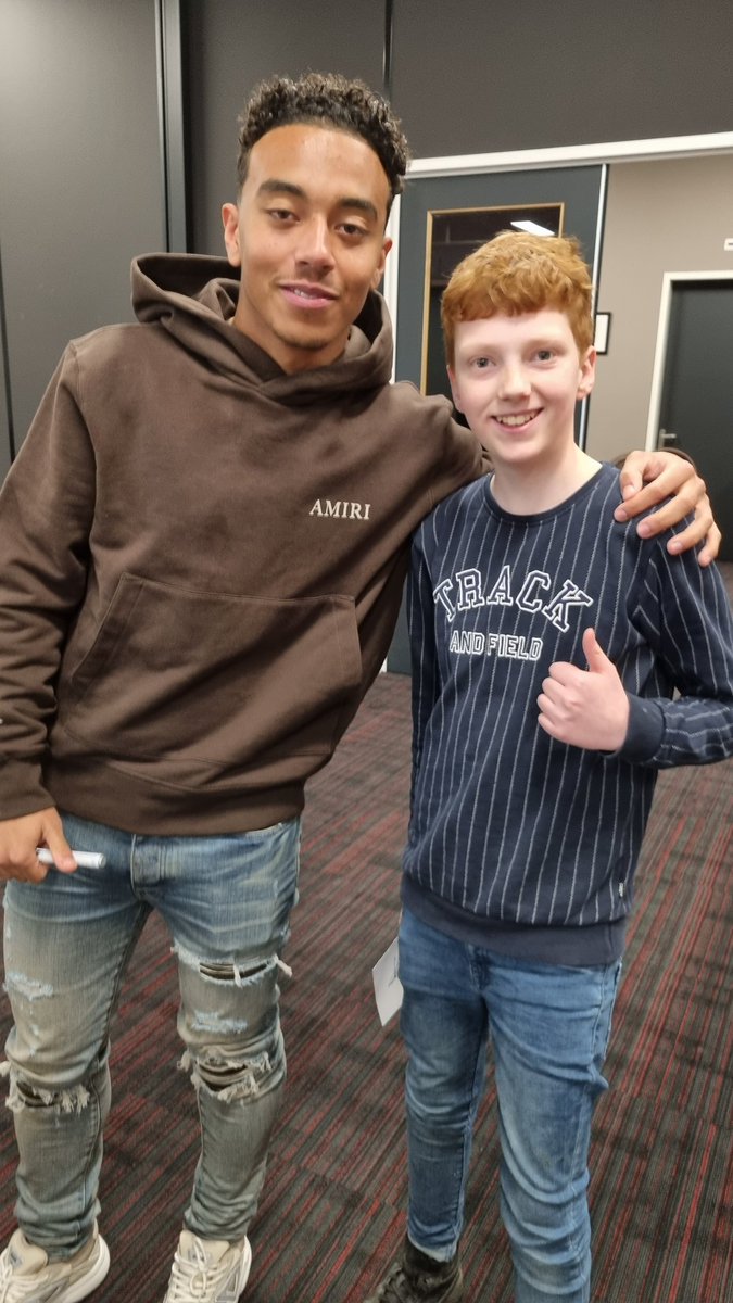 PfSAlkmaar's tweet photo. WOW! Myron van Brederode verlengde vandaag zijn contract en de deelnemers van PfS mochten met hem op de foto.
Gefeliciteerd met je nieuwe contract Myron en bedankt voor de foto's en handtekeningen!
#lerenmeteenwowfactor #playingforsuccessalkmaar #azalkmaar 
@azalkmaar https://t.co/prTfpNFh09