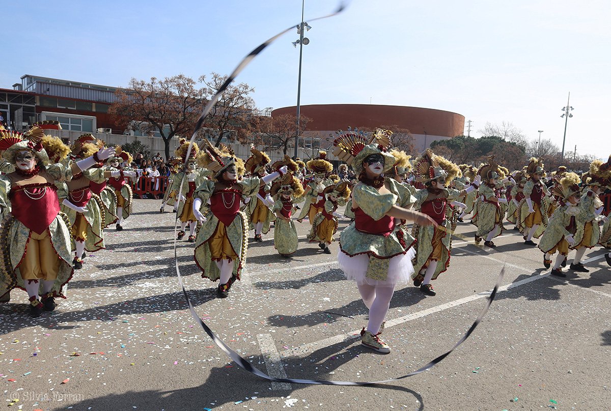 🎭Carnaval!!! Almas anónimas, enigma, desvergüenza y fuerza.
Esencia más fiel del carnaval. Y con el empeño e ilusión de una gran comparsa.
Este es el resultado de vivir el Carnaval de la forma más genuina y auténtica.
Somos una gran comparsa.
¡Viva nuestro Carnaval!
<a href="/avuiaSPM/">Avui a SPM</a>