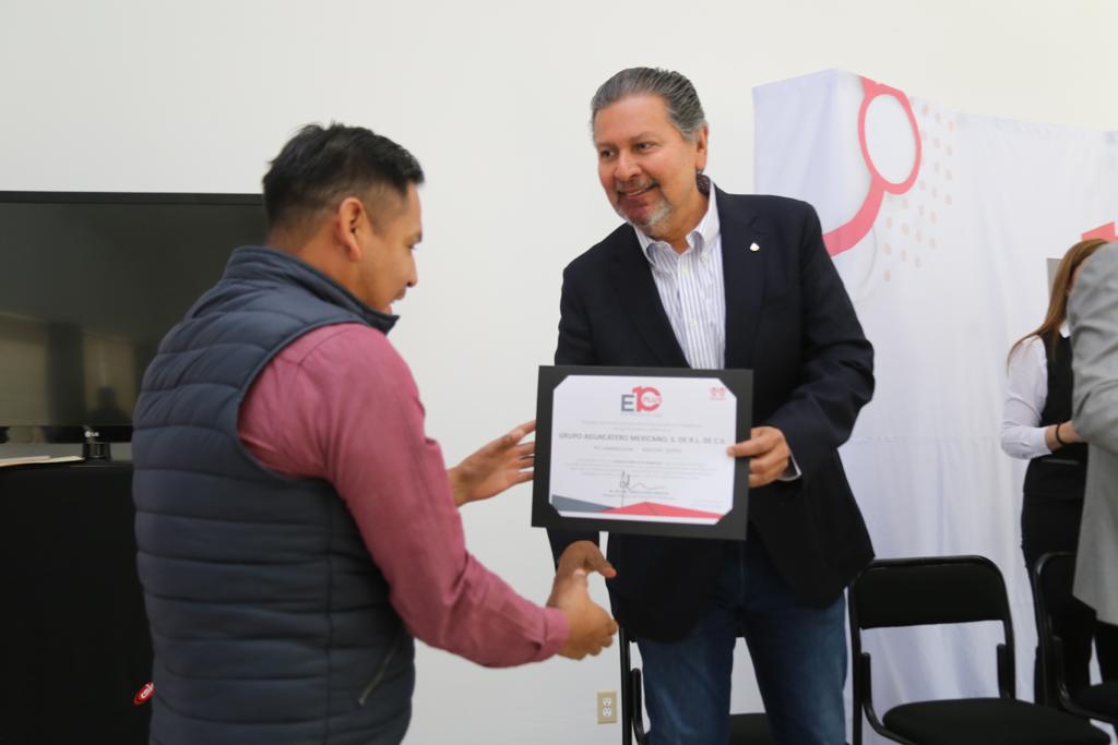 JavierCedenoS's tweet photo. Muchas felicidades a las y los empresarios michoacanos que hoy fueron reconocidos con el distintivo "Empresas de 10 Plus" por el cumplimiento en tiempo y forma de sus aportaciones patronales. https://t.co/PAoK7miDLA