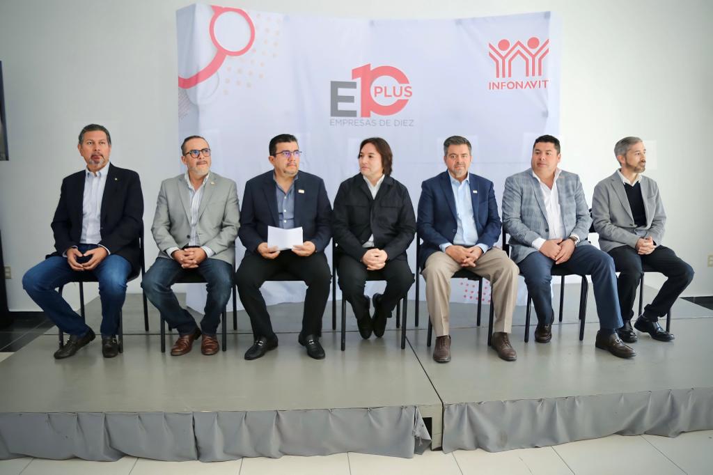 JavierCedenoS's tweet photo. Gracias al @Infonavit Michoacán y a su Delegado @SergioAdem, por invitarme a la entrega de los reconocimientos, mismos que representan un gran incentivo para que las pequeñas, medianas y grandes empresas sigan haciendo equipo por el bienestar de su plantilla laboral. https://t.co/mpeSWlR5EL