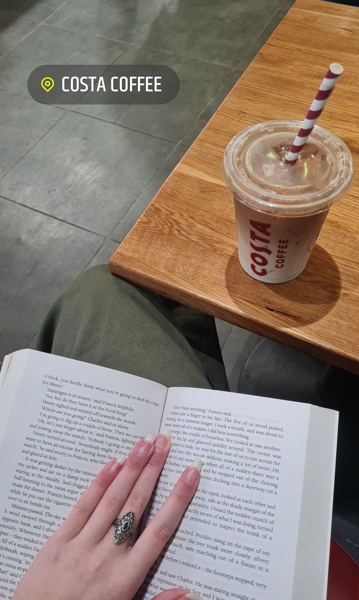 HumansAreStup1d's tweet photo. I'm reading the secret history in the coffee shop again. ITS SOOO GOOD ☕📖💃 https://t.co/DxIZ8myznq