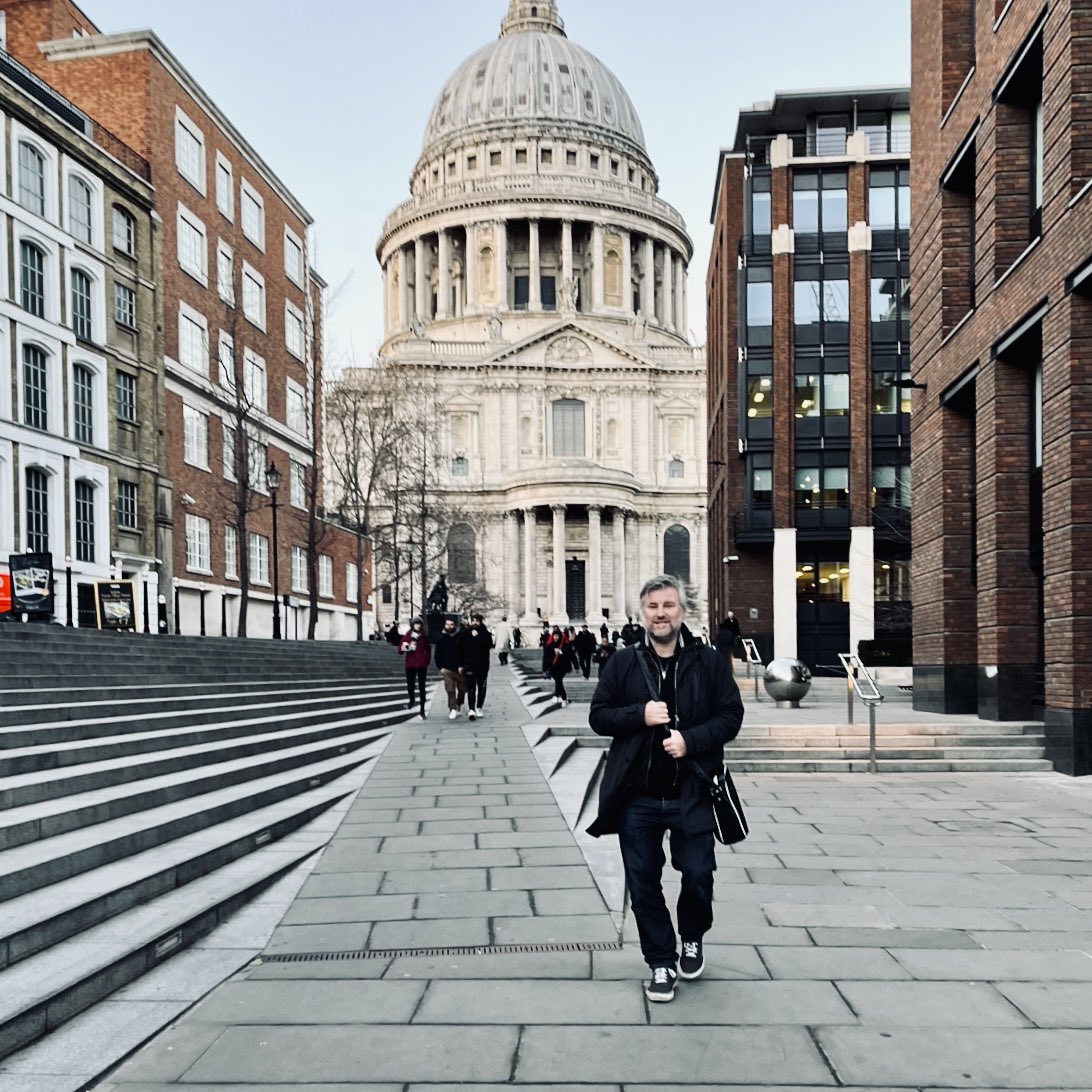 bartvermandere's tweet photo. In 2000 opende de #millenniumbridge als voetgangersverbinding over het water tussen #TATEmodern &amp; #StPaulsCathedral in één beweging tussen alle bestaande en nieuwe niveaus heen #drempelloos (ga daar nu maar es staan #dochterlief) #toegankelijk #accessible https://t.co/9NBtc8NIWS