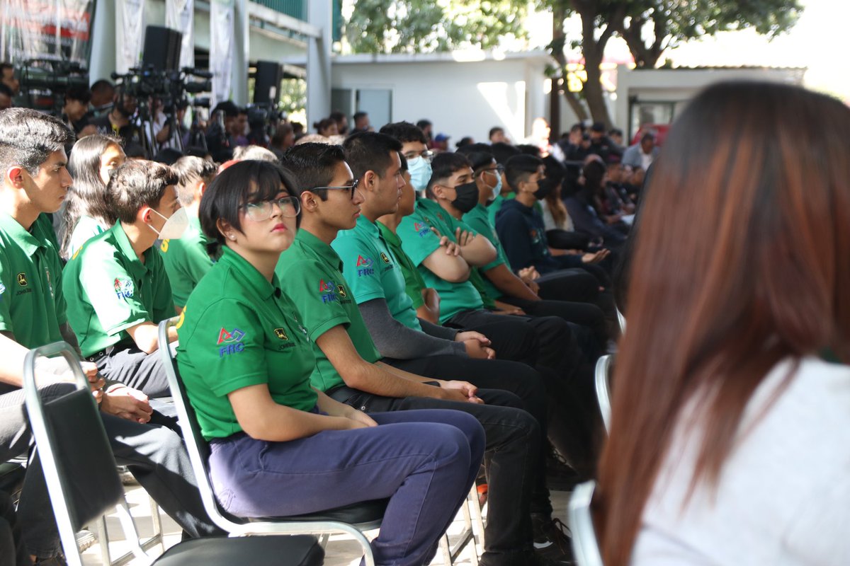 Por la mañana acompañé a nuestro Gobernador <a href="/mrikelme/">Miguel Riquelme</a> y al alcalde de Matamoros <a href="/charro_rl/">Miguel Angel Ramirez</a> , en la entrega de equipamiento a la Comisión Municipal de Protección Ciudadana. 
También estuve presente en el arranque del ciclo escolar del Conalep Torreón y entrega de equipo educativo.