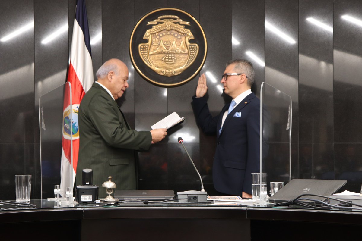 glendaumanah's tweet photo. Reelegidos #EugeniaZamora como Presidenta @TSECostaRica y #HugoPicado, como magistrado suplente. Magistrados de la Corte Suprema de Justicia, reeligieron de forma unánime -por 6 años más- a ambos. #CostaRica #Democracia https://t.co/Qe0JcR4Enj