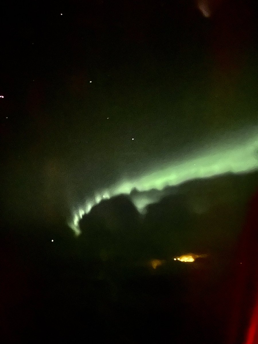 sheenib's tweet photo. Shout out to the Edinburgh crew of @easyJet, after leaving Reykjavic last night the pilot radioed ATC to get clearance to do a loop back to allow all passengers the opportunity to see The Northern Lights… https://t.co/vw8ijMBjbt