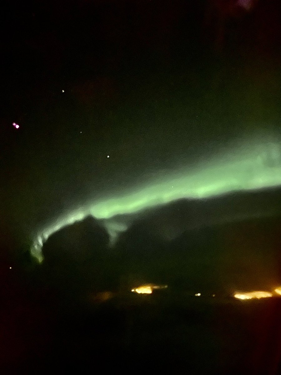 sheenib's tweet photo. Shout out to the Edinburgh crew of @easyJet, after leaving Reykjavic last night the pilot radioed ATC to get clearance to do a loop back to allow all passengers the opportunity to see The Northern Lights… https://t.co/vw8ijMBjbt
