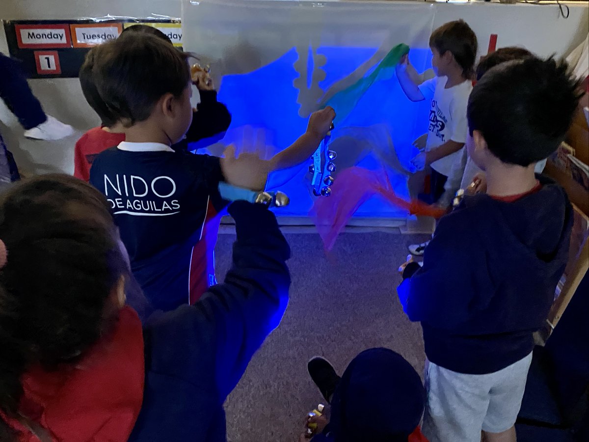 The wonder of light 💡PK learners explored light, shadow and reflection as they moved their bodies and experimented with objects on the overhead projector. Open-ended exploration, #inquiry and play! What a wonder-full launch to their new Inquiry; The Dancer! #NidoLearns