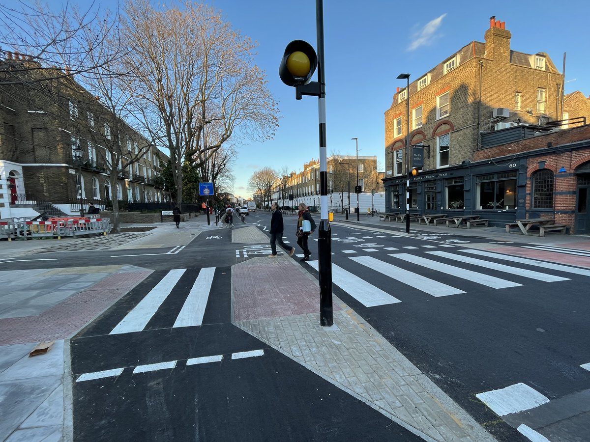 Great to see the new <a href="/IslingtonBC/">Islington Council</a> parallel zebra crossing on Liverpool Road:
- Priority for peds &amp; cycles
- All on the desire lines
- Enabling safe turns from the filtered side street
- Separating people cycling from motor vehicles