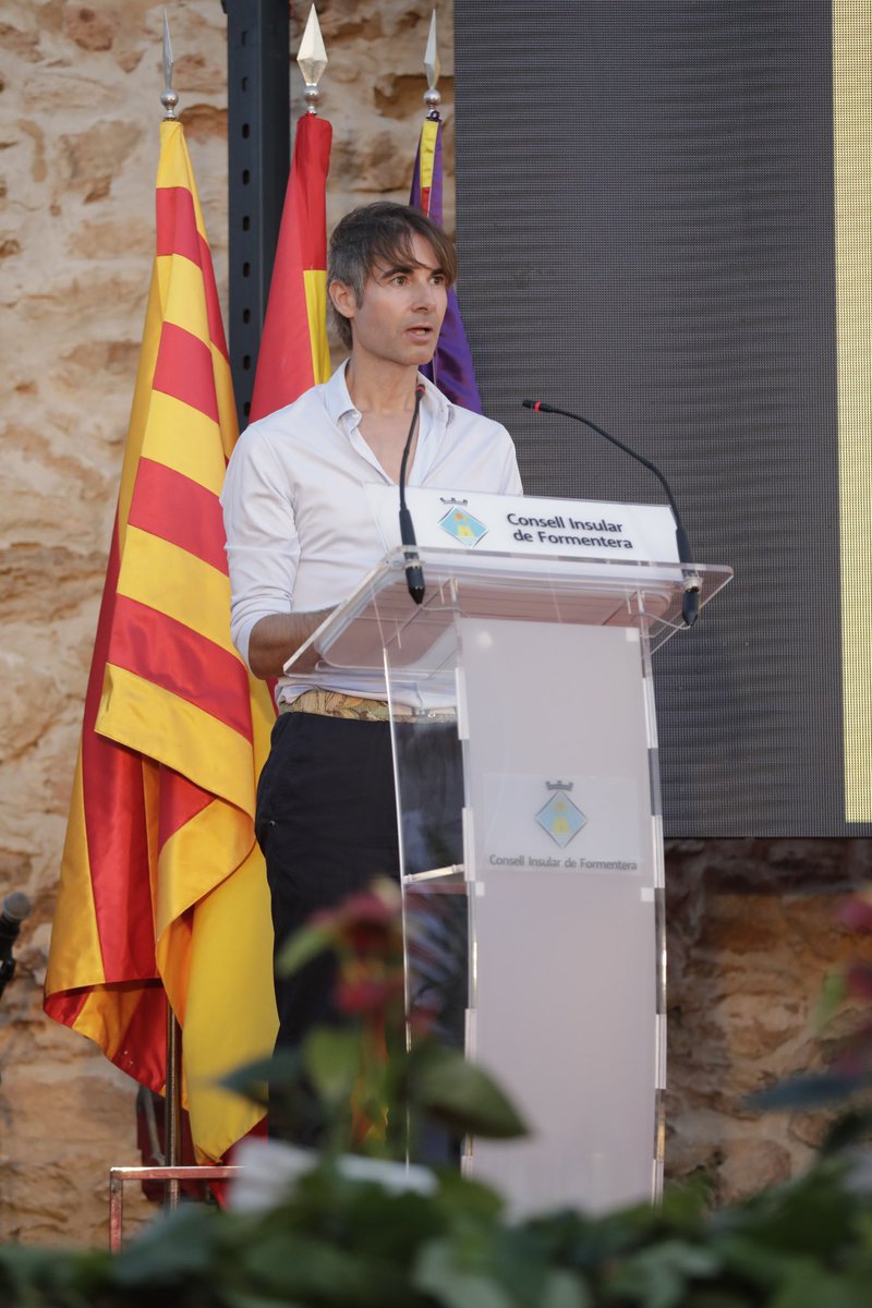 PSOEFormentera's tweet photo. 👏🏻Enhorabona a Marià Castelló per la seua distinció com a Premi Ramon Llull que atorga el @goib
🏅Al 2022 va rebre el Premi Sant Jaume del @consellinsular
👉🏻Amb originalitat i respecte pel medi i la construcció tradicional
#PremisRamonLlull
#Formentera
#IllesBalears https://t.co/4Jq0Yb5qvq