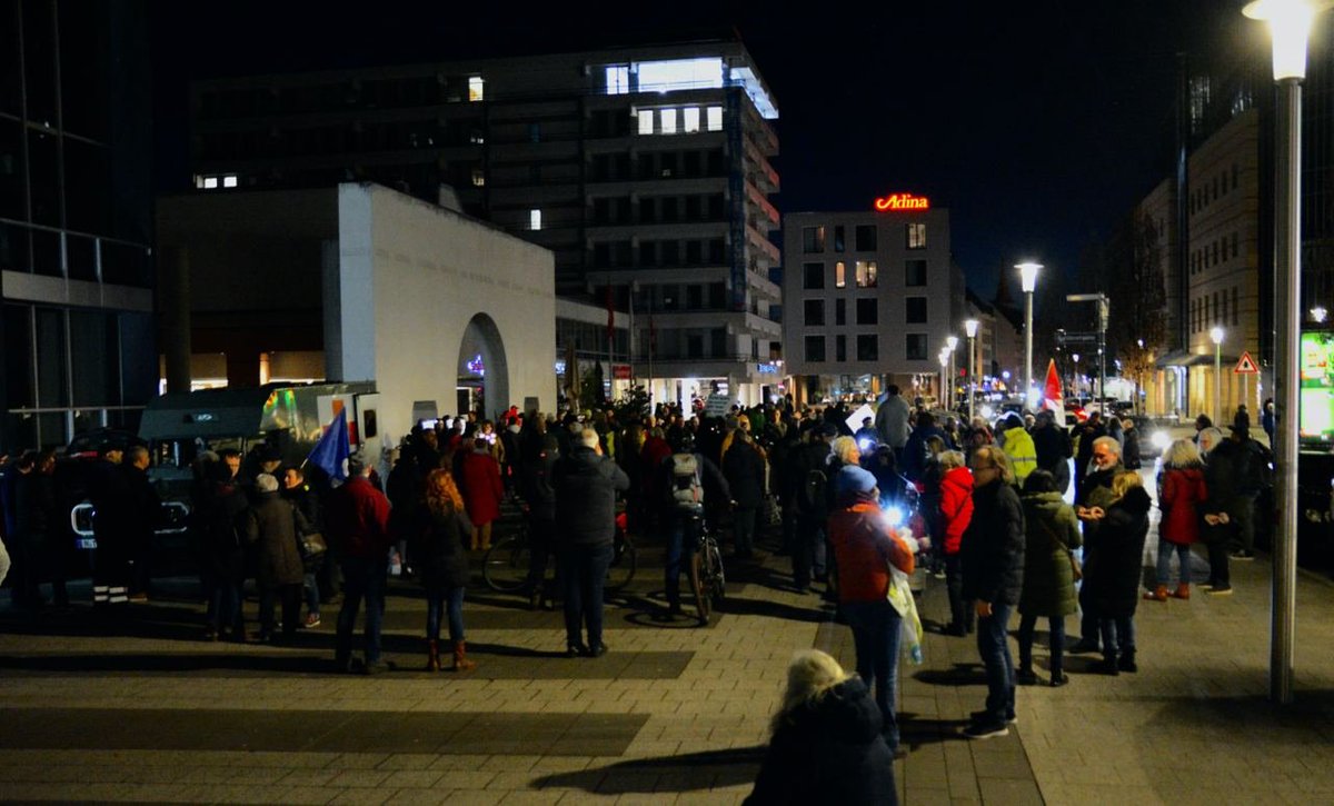 MartinBW15's tweet photo. #Nürnberg (#Bayern) #N2002
#Demo #Demonstration #Protest
Nürnberg 20.2.2023 bereitet sich vor für #Frieden #Freiheit #Demokratie und grüße an ALLE auf der Straße. https://t.co/FmnZLMrwmg