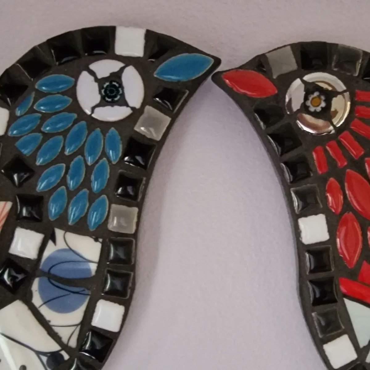 Good evening #WomanInBizHour 
I currently have 2 hanging mosaic birds available in my #folksyshop they would make fab #unique #mothersdaygifts 
folksy.com/shops/monchicm…

#monchicmosaics #MothersDay #shopearly #giftideas 
#sbs #sbswinner #mhhsbd #CraftBizParty