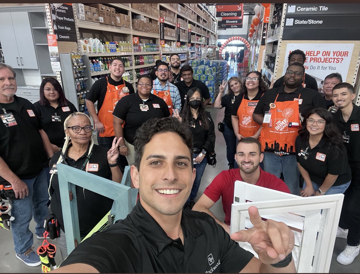 🧡Hello HOME DEPOT🤍

I have a challenge for you…

Reply to this tweet with a picture with your LARGEST group of associates! 

❕Winner will get some Rockwood SWAG shipped to their store❕ 

I’ll go first..