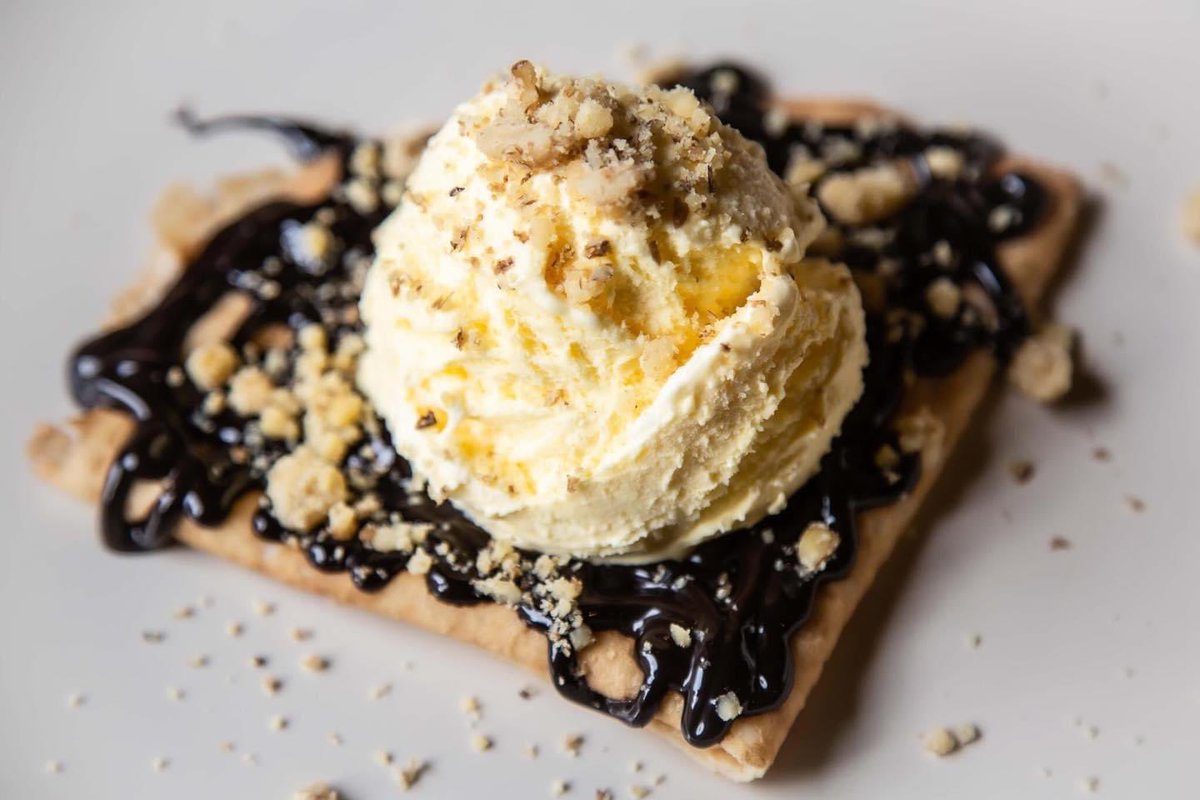 La Crepe de Chocolate enamorará a tu paladar sin duda. Va bañada de chocolate, coronada con nueces y servida con helado de vainilla. ¡Deliciosa!
#foodie #foodies #crepa #yum