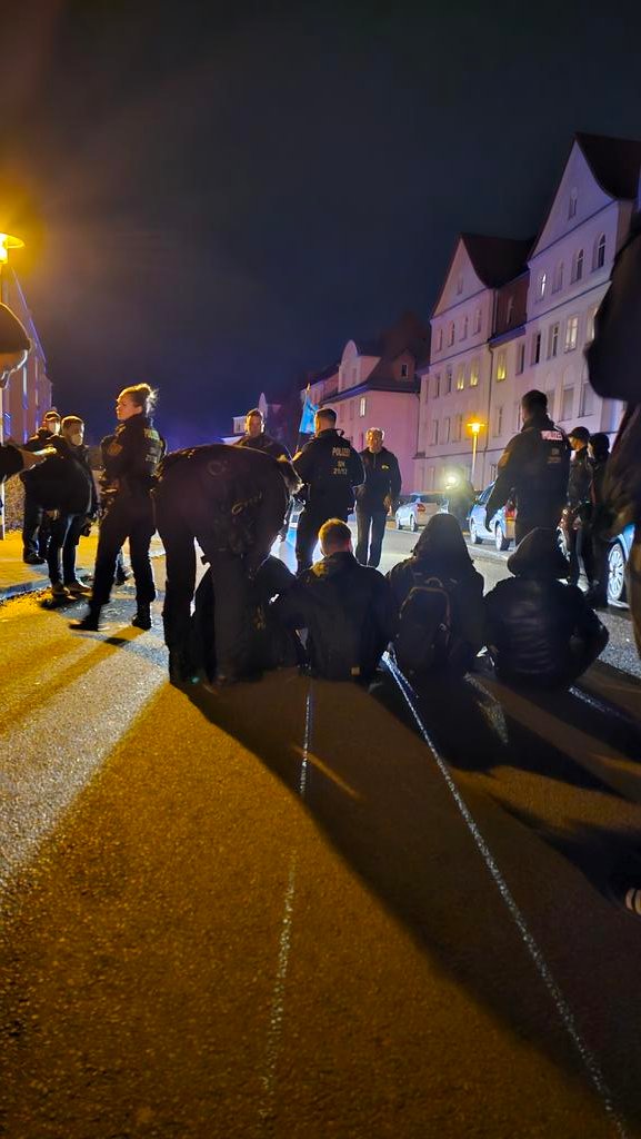 BoehmeMarco's tweet photo. 19.55
Die Faschodemo gegen Geflüchtete in #Eilenburg bei #Leipzig wird aktuell von mutigen jungen Menschen aufgehalten. Yeah! Danke! #le2020 #eb2020 #platznehmen https://t.co/hscA7DtSAm