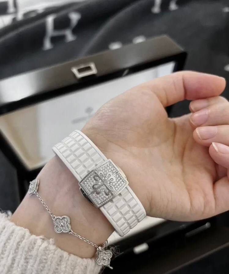 The first Patek Philippe watch in my life, because I like white very much, the buckle design and the diamond-encrusted design at the strap connection, and I think white matches clothes very well. #patekphilippe #ladieswatch #luxury #fashion #diamond