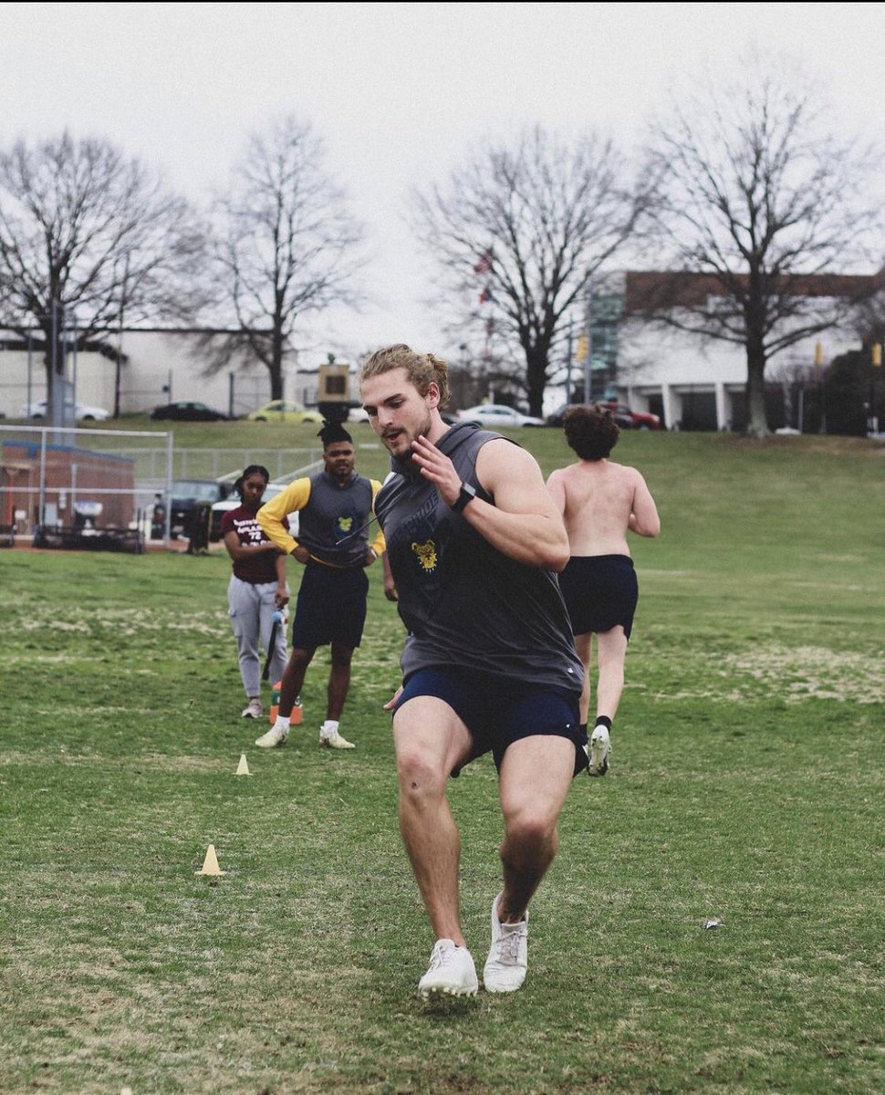 brickhousecj's tweet photo. Don’t call me a punter anymore. I go by athlete now🤝 https://t.co/qWXP0MUBj1