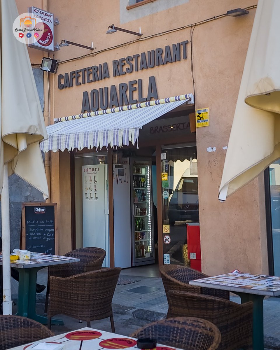 Monday morning coffee at Aquarela. 😃 The market in Torroella de Montgri is busy this morning as people are doing their weekly shopping.

☕ As the day starts, and I'm preparing to go and explore, I first need a coffee to get me going.

Good morning to you all!