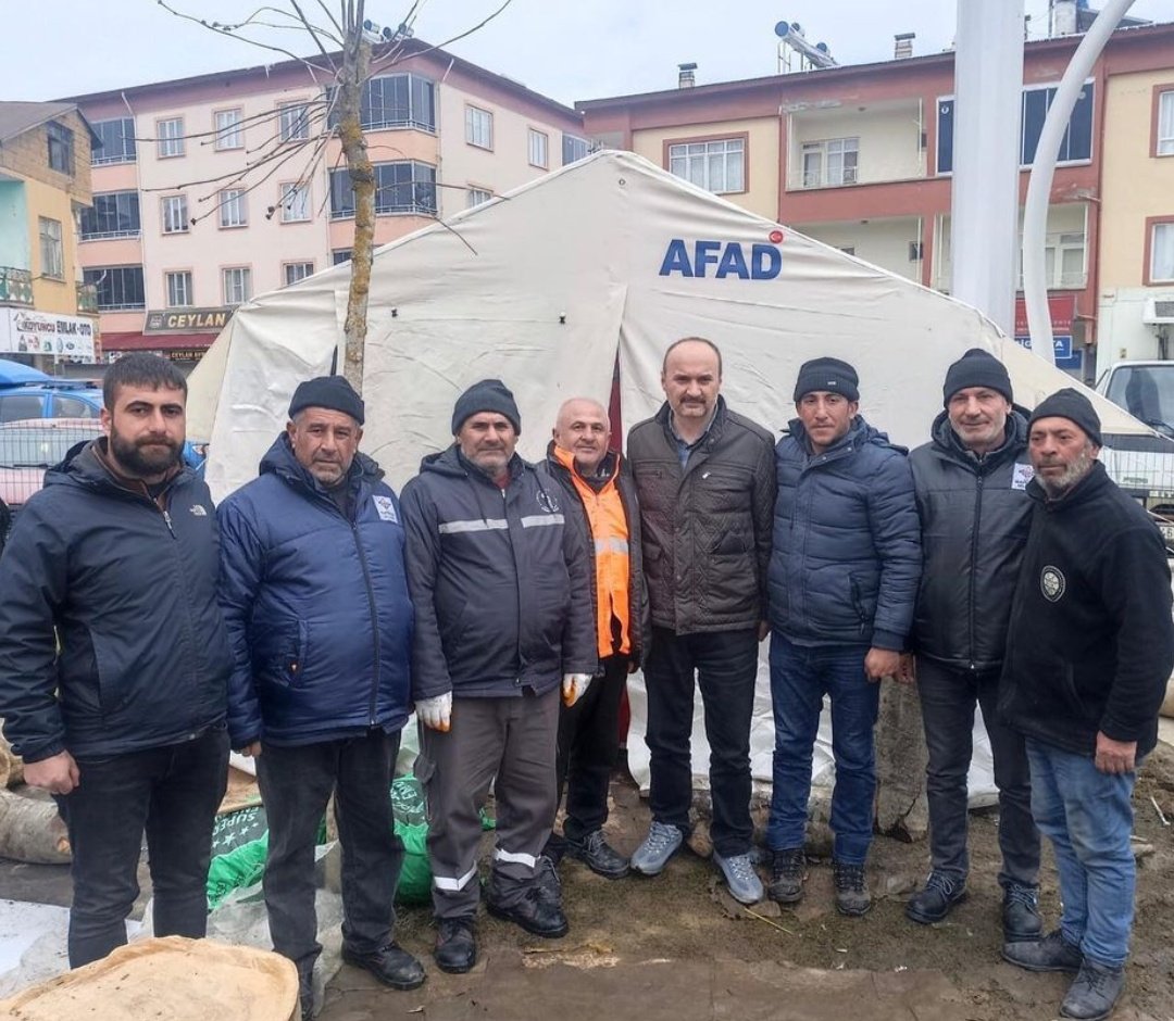 Depremin ilk gününden bu güne <a href="/batmanvaliligi/">Batman Valiliği</a> 'miz Özel idare ekiplerimiz Gece gündüz demeden depremden etkilenen vatandaşlarımıza çadır kurmakta yaraları sarmak için büyük bir gönüllülük ile çalışmaktadır . <a href="/suleymansoylu/">Süleyman Soylu</a> <a href="/AFADBaskanlik/">AFAD</a> <a href="/abdulkadrozer/">abdulkadir özer</a> <a href="/mesutkavak2/">mesut kavak</a>  🇹🇷👏