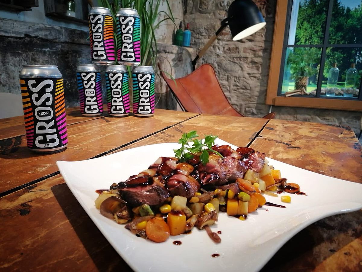 ARGUIÑANOREKIN KOZINATZEN
#Gross, gatza eta piperra

Falta zitzaigun bakarra: kamera aurrean azaltzea. Eta esan eta egin. Izan ere, #JosebaArguiñanoSukalerrian saioan egon gara berriki <a href="/AndoniGaldos/">Andoni Galdos</a> eta biok, <a href="/brewGross/">Gross Beer</a> markari buruz hizketan. Baita kozinatzen ere; edo saiatzen+