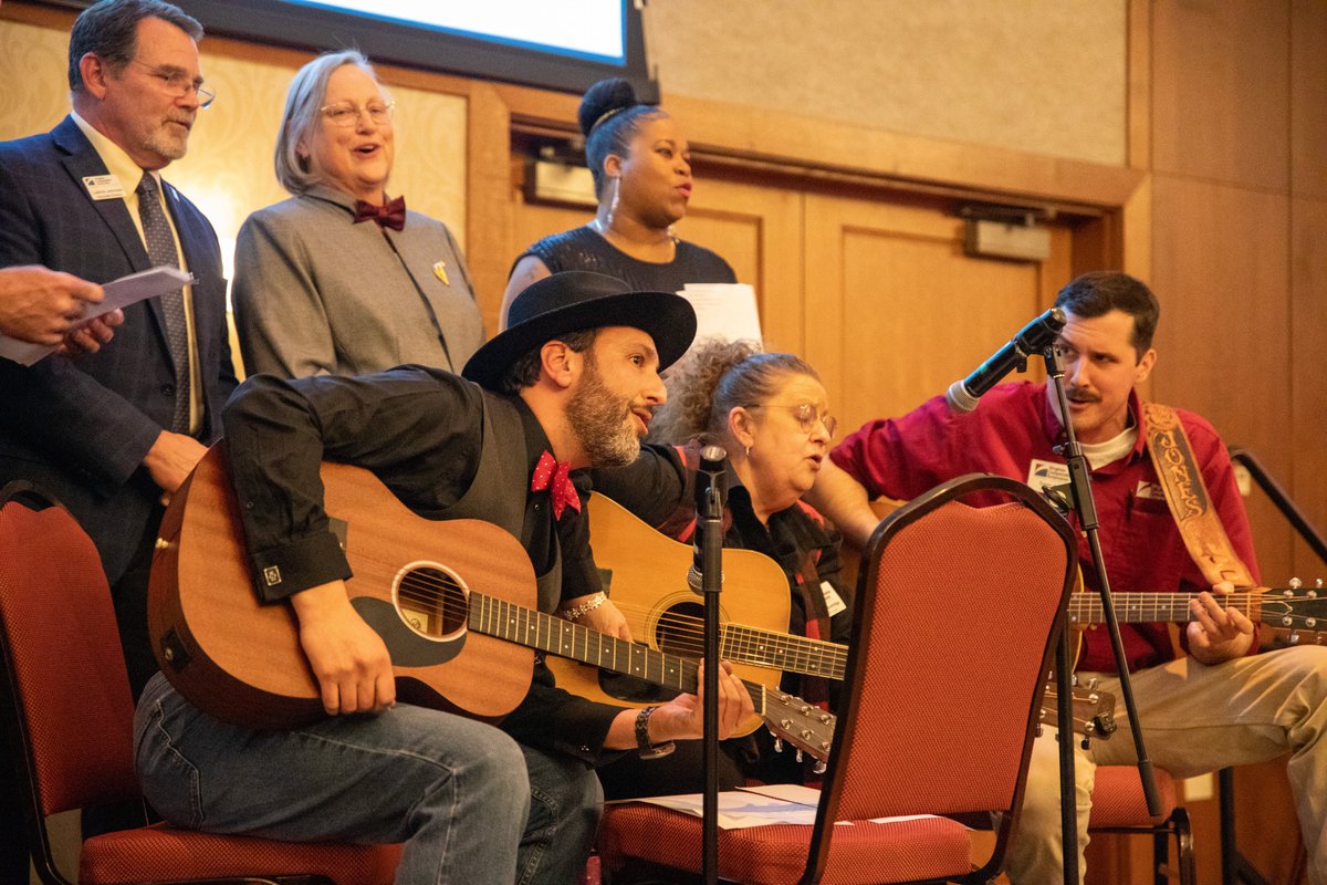 VCE_Director's tweet photo. .@VACoopExt is more than just the programming & outreach — it is a clear sense of community, and dare I say, family.
Read more about the VCE family connections in the latest #EngagedExtension blog post ⤵️
https://t.co/BkS42moj4G https://t.co/q2wvPEhkyx