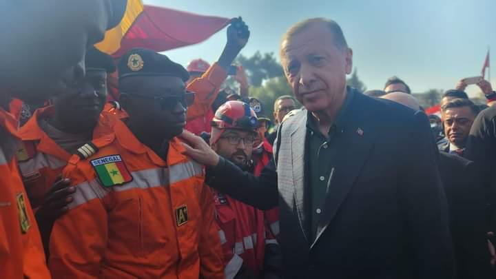 ElSowOfficiel's tweet photo. Le Président Turc @RTErdogan  a visité les troupes des Sapeurs pompiers Sénégalais envoyées en Ankara par son homologue @Macky_Sall. https://t.co/srvppbCZZy