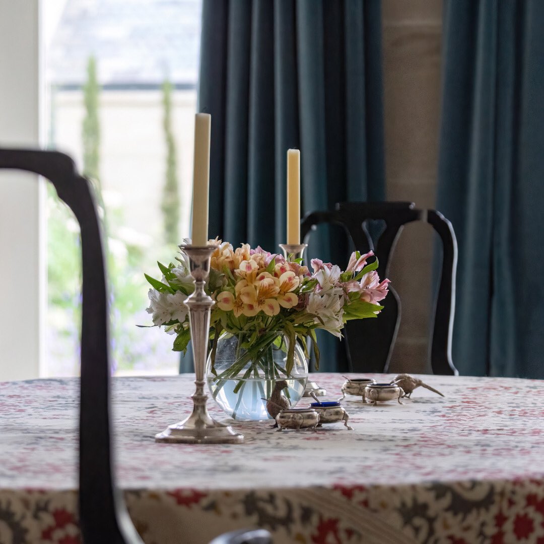 Beautiful details with bespoke table cloths using @RobertKimeInts fabrics 💐 . #sonnaz #bespokeinteriors #sz