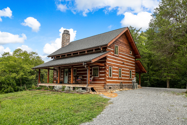 SMLTHomes's tweet photo. Check out this gorgeous home in the foothills of the Smoky Mountains!  This is our Modified Windridge plan with the log &amp; chinking profile. 
For more info on this plan: https://t.co/KxdXZdxvuh https://t.co/hpSjpuHg5F