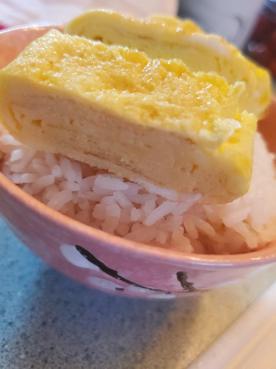 Decided to try making Tamagoyki again (still don't have the right kind of pan lol) and look at these layers 😍 I'm getting better at it!