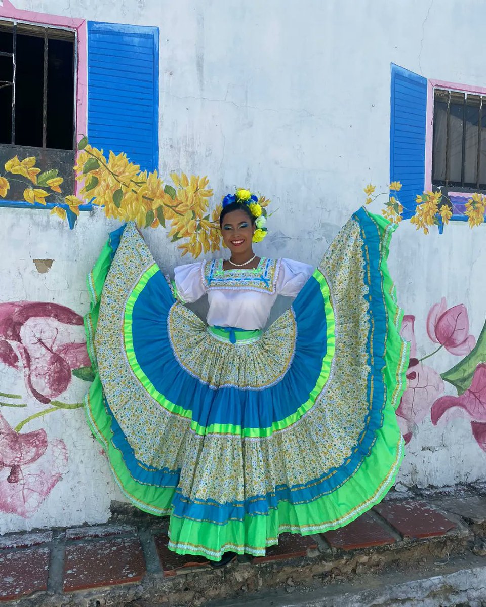 pau_pacheco29's tweet photo. El sábado desde las gradas, el domingo desde la via, me siento muy orgullosa de mi misma, la di toda en ese desfile, me lo gocé de prncipio a fin, ese día nunca lo olvidaré, fui la persona más feliz del mundo #barranquilla #granparada #via40 #Carnaval2023 #tradiciónyfolclor https://t.co/uqKblaNLkT