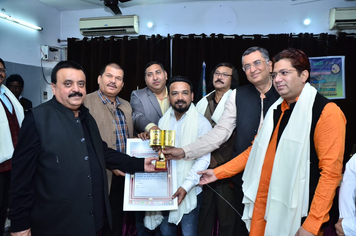 HadiUmar_'s tweet photo. Up Press Club लखनऊ मे सलाम लखनऊ सोसाइटी के संयुक्त तत्वावधान में समाजी ख़िदमात अंजाम देने के लिए मुझे अवध गौरव सम्मान से सम्मानित किया गया बड़े भाई आमिर हुदा साहब आपने मुझ जो इज़्ज़त बख़्शी हौसला अफ़ज़ाई के लिए मैं दिल की गहराइयों से आपका शुक्रिया अदा करता हूं. ❣️ https://t.co/TA2jDDz0Sa
