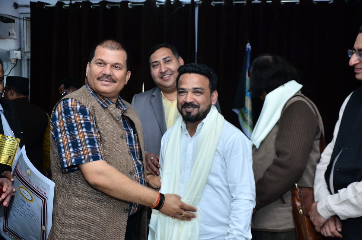 HadiUmar_'s tweet photo. Up Press Club लखनऊ मे सलाम लखनऊ सोसाइटी के संयुक्त तत्वावधान में समाजी ख़िदमात अंजाम देने के लिए मुझे अवध गौरव सम्मान से सम्मानित किया गया बड़े भाई आमिर हुदा साहब आपने मुझ जो इज़्ज़त बख़्शी हौसला अफ़ज़ाई के लिए मैं दिल की गहराइयों से आपका शुक्रिया अदा करता हूं. ❣️ https://t.co/TA2jDDz0Sa