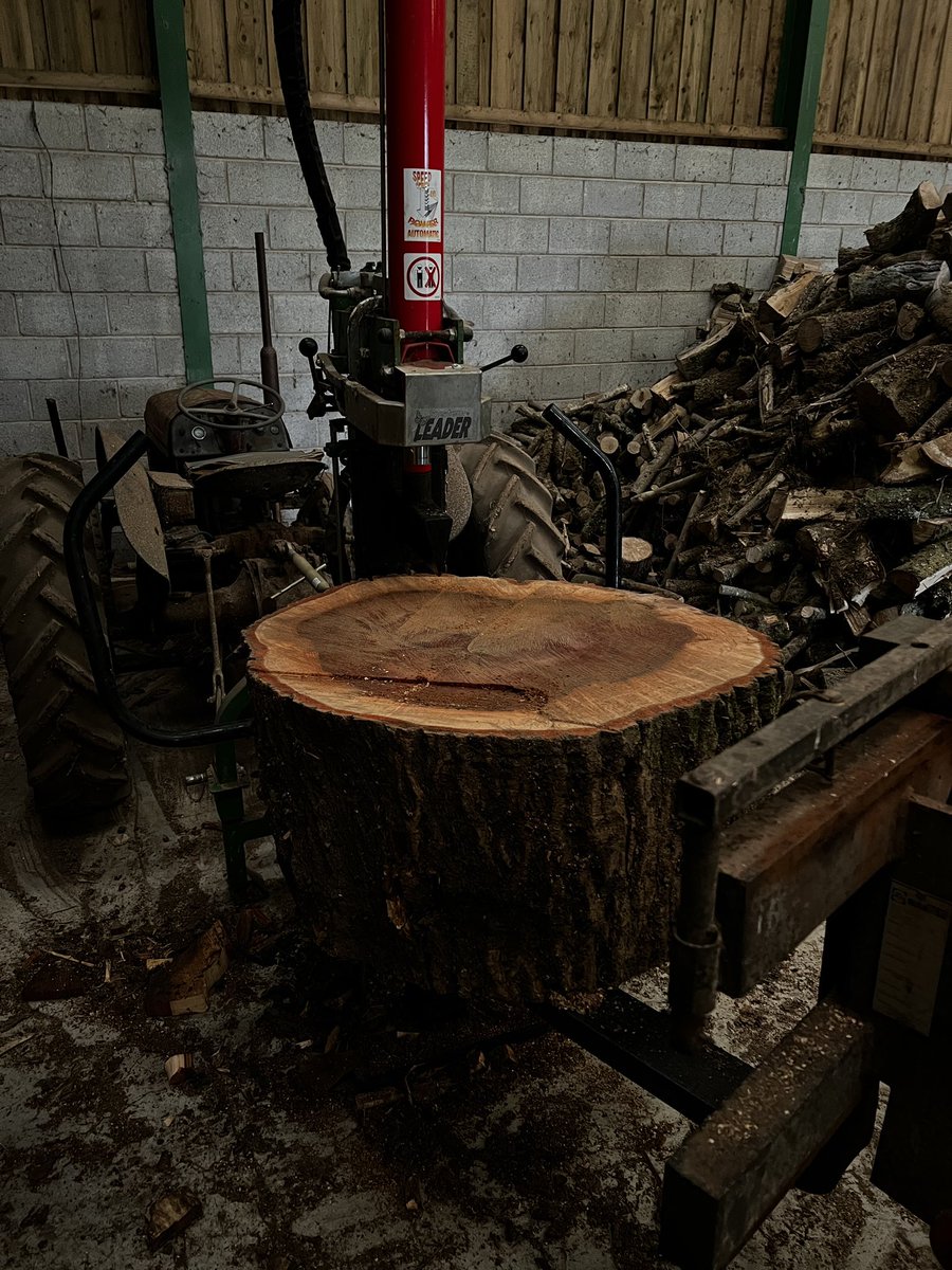 farmertorque's tweet photo. Log creation todayโฆ.slightly challenging ๐
#logs #logsplitter #fergy20 https://t.co/TodICcnRJ8