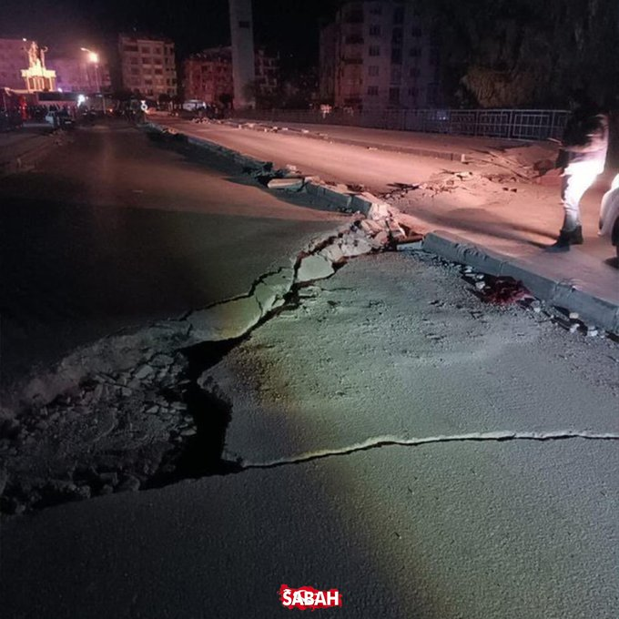 Hatay’ın Defne ilçesinde 6,4 büyüklüğünde meydana gelen deprem sonrası  kaymakamlık binası önünde yolda göçük oluştu