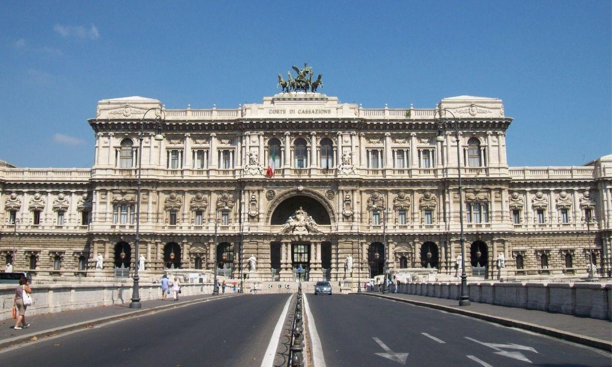 CosenzaChannel's tweet photo. Ruba oltre 800 euro in Cassazione a un magistrato e un dipendente https://t.co/4LD0hMOHm5 https://t.co/E0E9CXBDvW
