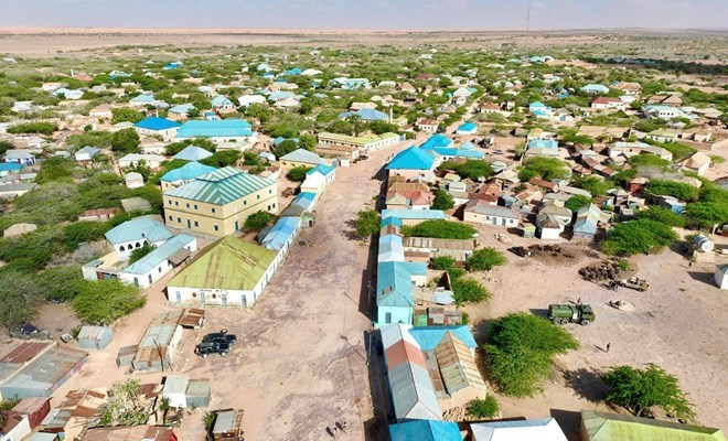 Mareegonline's tweet photo. SNA forces have implemented a curfew in the Harardhere district of Mudug, it was decided that all traffic and social activities will be suspended from 6 pm until dawn., all troops, except for officers on active duty, are required to remain in their barracks during the curfew. https://t.co/UPYgvtekiL