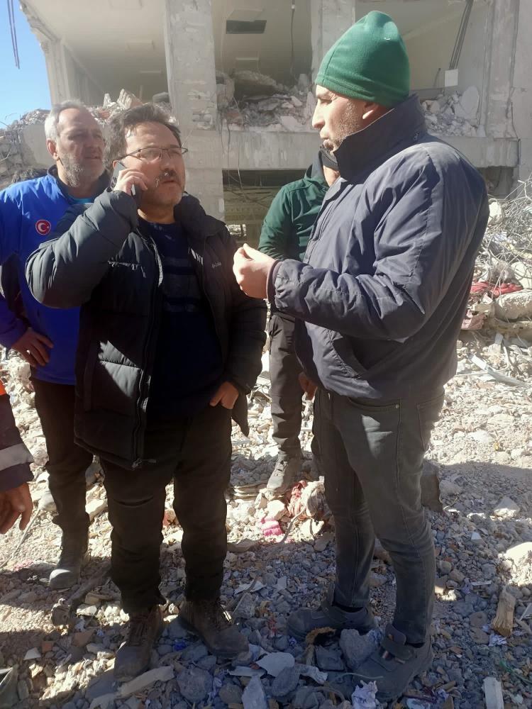VALİ ÇİÇEK KARARGAHI ELBİSTAN'A TAŞIDI
Merkez üssü Kahramanmaraş’ta meydana gelen ve 'yüzyılın afeti' olarak nitelendirilen Kahramanmaraş depreminin sabahında görevlendirilen Kayseri Valisi Gökmen Çiçek, karargah merkezini Elbistan ilçesine taşıdı.<a href="/gokmen_cicek_/">Gökmen Çiçek</a>