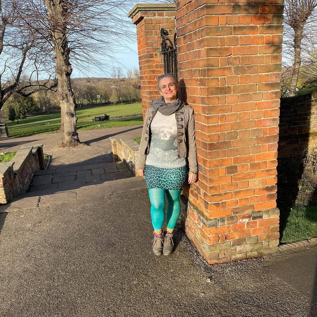 Sunday in the park - and I have no idea why I am trying to walk through a brick pillar in the final image #greenclothes #colchester #afternoonstroll instagr.am/p/Co5Ts2woiAr/